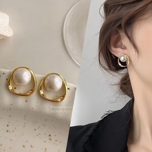 NEW Elegant Gold and Pearl Earrings. Trendy Pearl Earrings 🦢